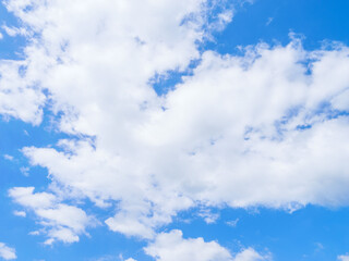 Obraz premium Clear midsummer blue sky, huge iridescent clouds