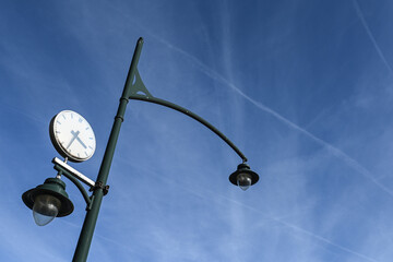 Horloge pilone eclairage public Bruxelles