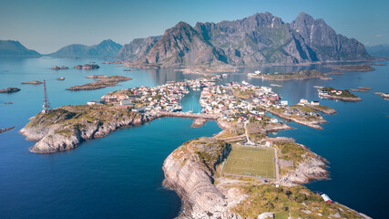 Henningsvaer desde las Alturas en Lofoten