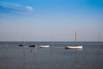 Łodzie na tle morza © Dariusz