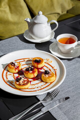 Cheesecakes with jam, blackberries and almond slices
