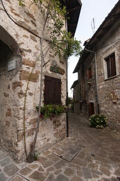 Vicoli di Poffabro in estate