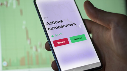 Un investisseur analyse un fonds etf actions européennes sur un graphique. Un téléphone affiche le cours de l'ETF. Texte en français francais Actions européennes