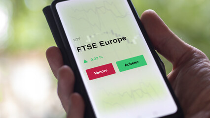 Un investisseur analyse un fonds etf ftse europe sur un graphique. Un téléphone affiche le cours de l'ETF. Texte en français francais FTSE Londre Europe