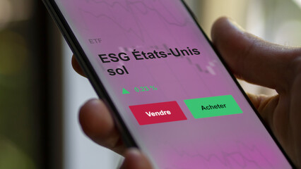 Un investisseur analyse un fonds etf esg états-unis sol sur un graphique. Un téléphone affiche le cours de l'ETF. Texte en français francais ESG États-Unis sol