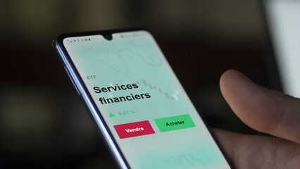 Un investisseur analyse un fonds etf services financiers sur un graphique. Un téléphone affiche le cours de l'ETF. Texte en français, languefrancaise.