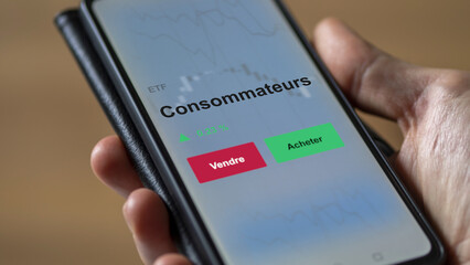 Un investisseur analyse un fonds etf consommateurs sur un graphique. Un téléphone affiche le cours de l'ETF. Texte en français francais consommateurs