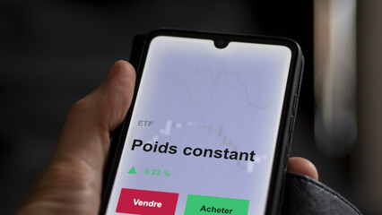 Un investisseur analyse un fonds etf poids constant sur un graphique. Un téléphone affiche le cours de l'ETF. Texte en français francais poids constant