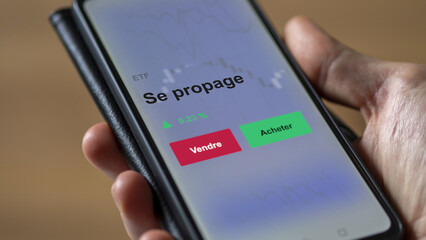 Un investisseur analyse un fonds etf se propage sur un graphique. Un téléphone affiche le cours de l'ETF. Texte en français francais se propage