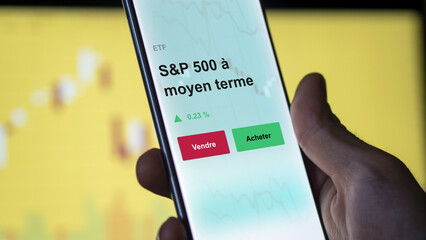 Investir sur le s&p 500 à moyen terme. Un téléphone affiche le cours de l'ETF medium term S&P SnP . Texte en français, langue francaise.