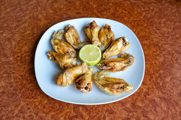 Ración de Alitas de pollo fritas en una mesa de restaurante