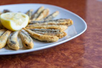 Detalle de ración de boquerones fritos en restaurante