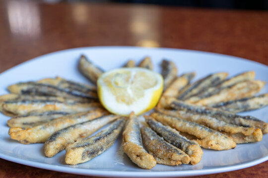 Detalle de raci&oacute;n de boquerones fritos en restaurante