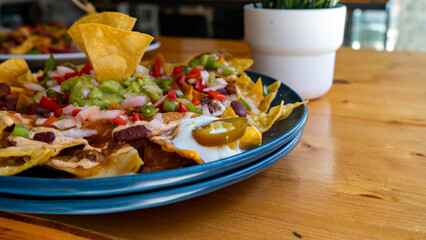 Detalle de nachos listos para comer en restaurante