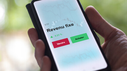 Un investisseur analyse un fonds etf revenu fixe sur un graphique. Un téléphone affiche le cours de l'ETF. Texte en français francais Revenu fixe