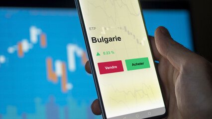 Un investisseur analyse un fonds etf bulgarie sur un graphique. Un téléphone affiche le cours de...