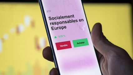 Un investisseur analyse un fonds etf socialement responsables en europe sur un graphique. Un téléphone affiche le cours de l'ETF. Texte en français francais socialement responsables en Europe