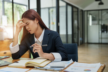 businesswoman showing a serious expression while talking on the phone