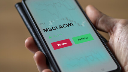 Un investisseur analyse un fonds etf msci acwi sur un graphique. Un téléphone affiche le cours de l'ETF. Texte en français francais MSCI ACWI