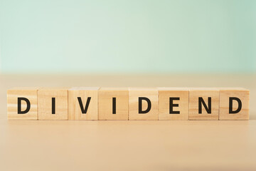 配当・分配金のイメージ｜「DIVIDEND」と書かれたブロック
