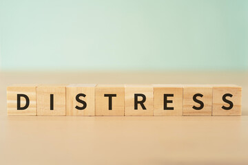 苦悩・苦痛のイメージ｜「DISTRESS」と書かれたブロック
