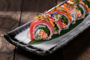 Суши с тунцом и лососем