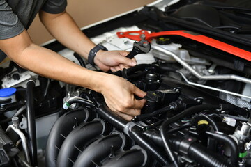 Plakat A professional mechanic checking car engine