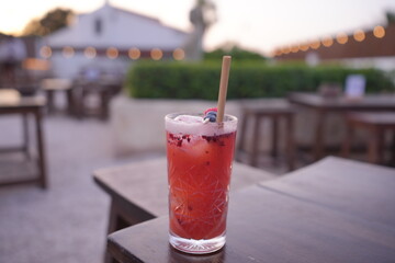 zumo natural sin alcohol de frutas del bosque