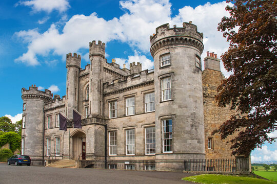 Airth Castle    Airth Castle ist ein Schloss nahe der schottischen Ortschaft Airth in der Council Area Falkirk