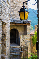 Ruelle et maisons du village médiéval de Vieussan dans le Parc naturel du Haut-Languedoc