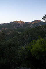 Paysage au lever du soleil sur les montagnes autour du Sentier du Col de la Maure à Mons dans le Parc naturel régional du Haut-Languedoc