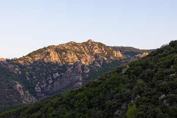 Fototapeta na wymiar Paysage au lever du soleil sur les montagnes autour du Sentier du Col de la Maure à Mons dans le Parc naturel régional du Haut-Languedoc