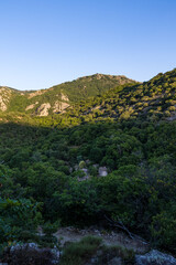 Fototapeta na wymiar Paysage au lever du soleil sur les montagnes autour Hameau de Bardou à Mons dans le Parc naturel régional du Haut-Languedoc