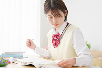 自宅で勉強する女子高生