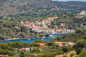 Fototapeta premium Porto Azzurro, Hafen, Boote, Segelschiffe, Altstadt, Ferienort, Insel, Elba, Hafen, Festung, Landwirtschaft, Weinberge, Sommer, Toskana, Toskanischer Archipel, Italien