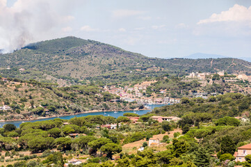 Porto Azzurro, Hafen, Boote, Segelschiffe, Altstadt, Ferienort, Insel, Elba, Hafen, Festung, Landwirtschaft, Weinberge, Waldbrand, Sommer, Toskana, Toskanischer Archipel, Italien