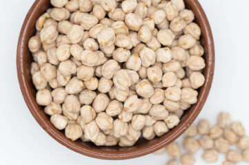 Bol con legumbres, lentejas, garbanzos sobre fondo blanco.