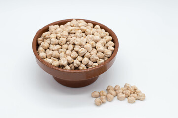 Bol con legumbres, lentejas, garbanzos sobre fondo blanco.