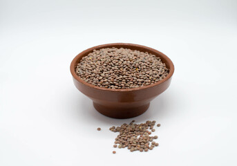 Bol con legumbres, lentejas, garbanzos sobre fondo blanco.