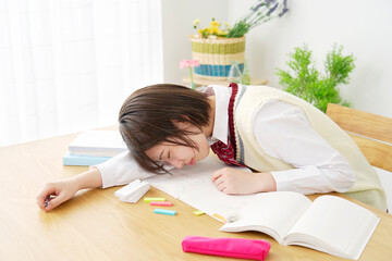 Obraz na płótnie Canvas 自宅で勉強中に居眠りする女子高生