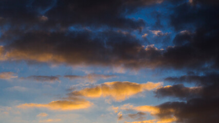 Ciel orangé sous des cumulus, pendant le crépuscule