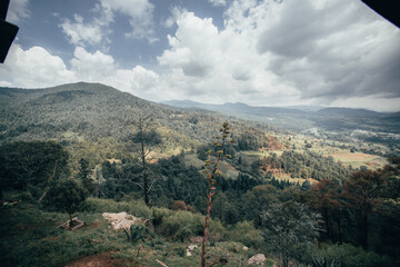 Landscapes of the mountains in central Mexico, you can see mountains, valleys, trees and clearings.