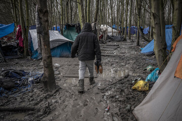 Refugee Crisis in France. February 24th, 2016. Big synth, France. Child in the camp of Grande-Synthe. Approximately 1500 refugees live in conditions of extreme precariousness. - obrazy, fototapety, plakaty