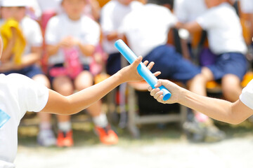 小学校の運動会（リレーのバトン渡し）