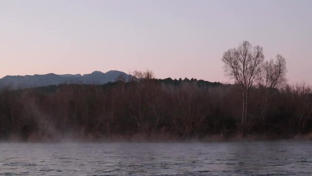 Amanecer en el rio Ebro con bruma