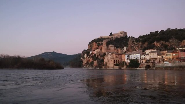 Pueblo de Miravet junto al rio Ebro en Cataluña, España