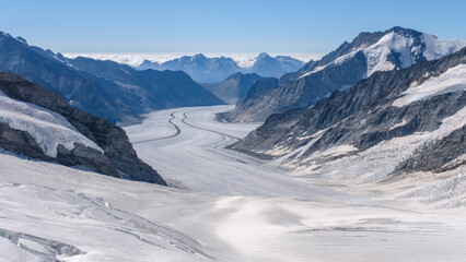 Panoramasicht auf den gewaltigen Aletschgletscher in den Schweizeralpen bei blauem Himmer