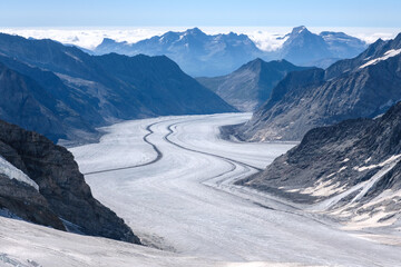Panoramasicht auf den gewaltigen Aletschgletscher in den Schweizeralpen bei blauem Himmer