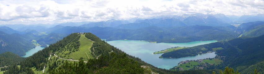 Fototapeta na wymiar Blick vom Martinskopf auf den Fahrenbergkopf und den türkis-blauen Walchensee