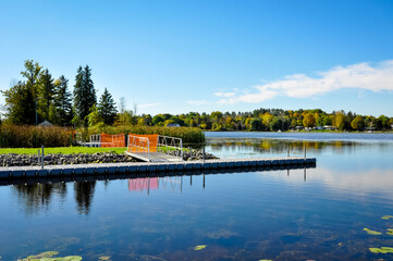 Fototapeta na wymiar Calm lake in the park in autumn